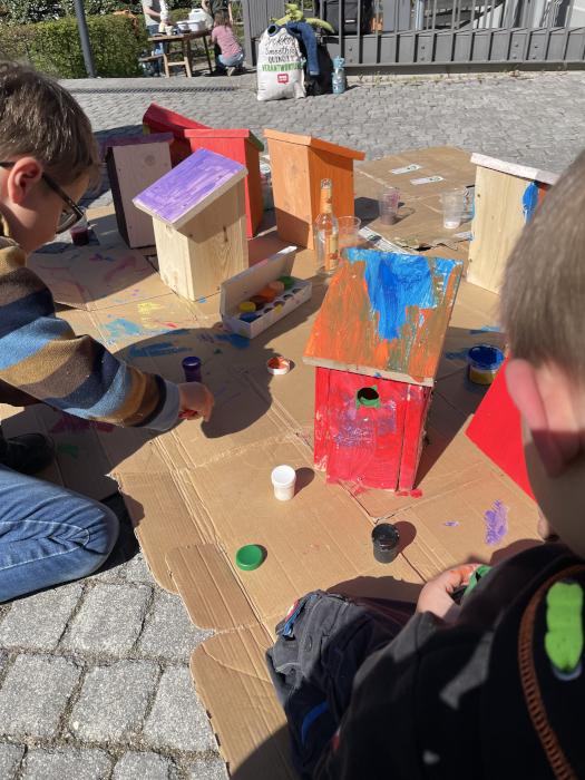 Rülzheim: Kinder bauen Vogelhäuschen