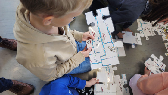 Kinder puzzeln zum Thema Trinkwasser